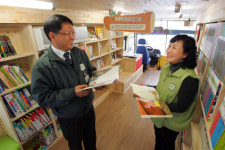 책 속에 ‘길’있음 믿기에‘도서관 버스’ 밀고 끌고