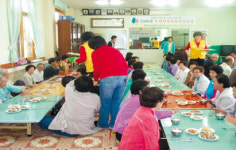 중문동적십자봉사회 마을 경로당서 식사 대접