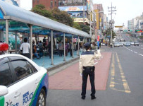 제주시자치경찰대, 버스정류장 문란행위 단속나서