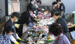 쓰레기도 소중한 자원 해경 대원들 재활용 분류 현장체험