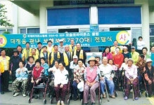 모슬포라이온스클럽 보행보조기 기탁