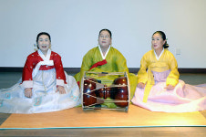 음성공양...민요로 노인 외로움 달래