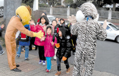 동물 환영에 책 선물...학교는 즐거워