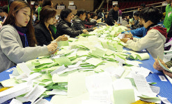 한라체육관 첫 투표함 오후 6시15분 도착