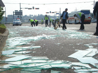상귀교차로서 트럭에 싣고 가던 유리판 떨어져