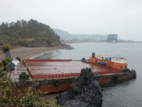 화순금모래해변 인근 좌초된 대형 바지선 1년 7개월째 방치