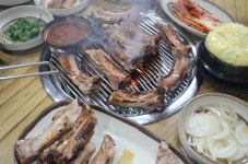 갈비뼈에 붙은 살코기 발라 먹는 재미 일품