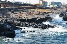 파도치는 구엄리 돌염전/제주시 애월읍