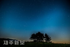 긴 꼬리를 남기며 떨어지는 유성/서귀포시 표선면
