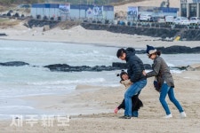 어느덧 찾자 온 겨울바다/제주시 월정리해변