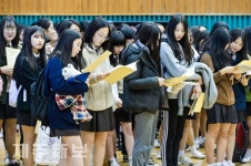 시험장을 확인하는 수험생/제주시 제주중앙여자고등학교