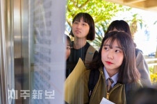 시험장을 확인하는 수험생/제주시 제주중앙여자고등학교