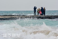 겨울바다를 즐기는 관광객들/제주시 한림읍