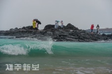 겨울비 내리는 김녕성세기해변/제주시 구좌읍