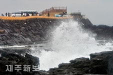 높은 파도가 일고 있는 용담해안도로/제주시 용담해안도로