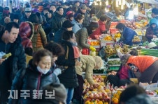 설연휴 앞두고 북적이는 제주민속오일시장/제주시 민속오일시장