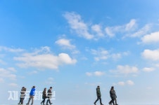 파란 하늘을 배경으로/제주시 함덕해변