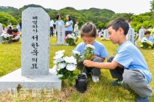 현충일 앞두고 충혼묘지 찾은 어린이들