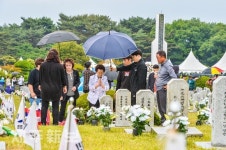 추모객 발길 이어지는 제주시 충혼묘지
