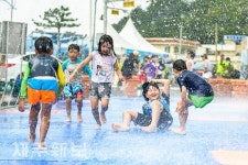 차가운 용천수 사이로