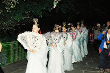 달빛 영롱한 밤 하늘서 칠선녀가 내려오다