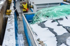 해수로 어선에 쌓인 눈 녹이는 어민