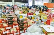 과일박스가 높게 쌓인 공판장