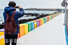 무지개색으로 변한 해안도로