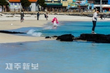 따스한 바람 맞으며 해안 산책