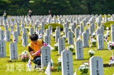 충혼묘지 묘비 정비 하는 아이들