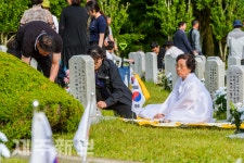 추모객의 발길 이어지는 제주시 충혼묘지