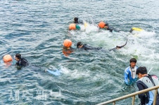 해녀체험하는 사람들