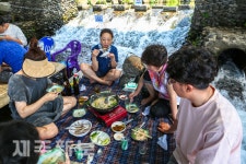 차가운 용천수 위에서 먹는 백숙 맛 최고