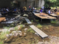 계절음식점 평상에 점령당한 하천들