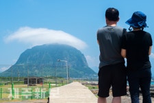 구름 모자 쓴 산방산 비경 연출