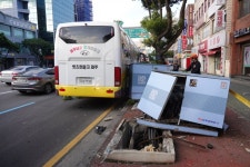 제주 광양사거리 인근서 버스 변압기 들이받아... 일대 3400가구 정전