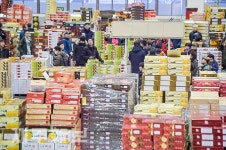 과일박스가 높게 쌓인 공판장