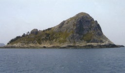 (32)섬도·수영서-엎드려 있는 두꺼비 형상…곁에는 5개 큰 바위섬이