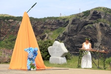 소섬은 오늘도 숨비소리 내며 물질 중이다