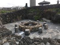 고된 물질로 꽁꽁 언 몸 녹이기 위해 불 피웠다