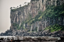 박수기정에 생긴 작은 폭포들