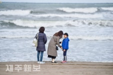 수능 한파 속 바다 산책