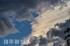 구름 사이로 보이는 무지개빛 채운