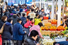 경기침체에도 설 앞둔 민속오일시장 북적