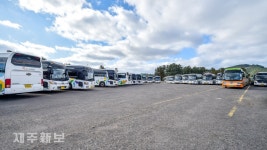신종 코로나 바이러스로 차고지에 가득 메운 관광버스들