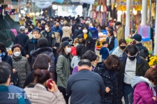 코로나19 확진에도 북적이는 오일시장