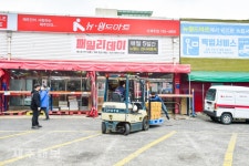 임시 폐업 준비중인 뉴월드마트 관계자들