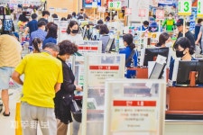 정부 긴급재난지원금 사용에 붐비는 마트와 시장