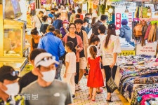 정부 긴급재난지원금 사용에 붐비는 마트와 시장