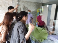 5개월만에 만난 엄마…손 못 잡지만 볼 수 있음에 감사